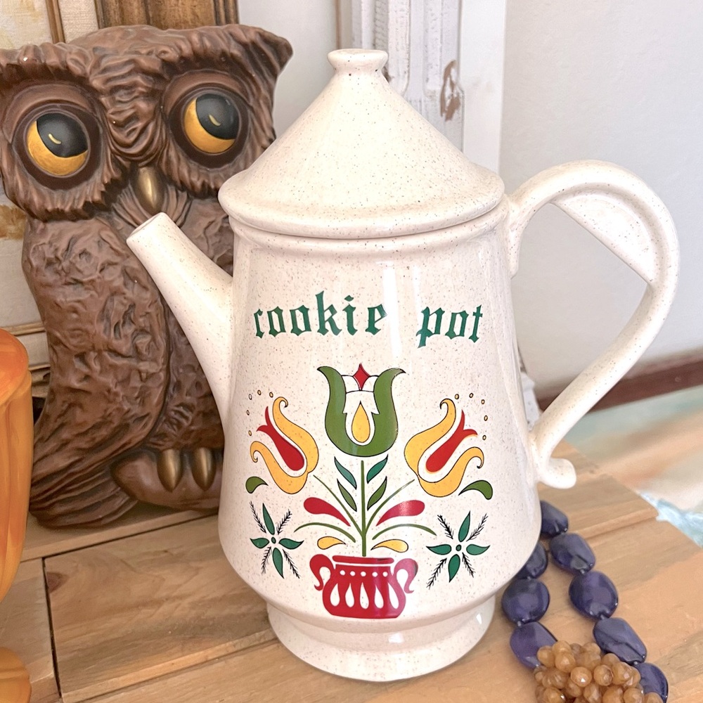 Vintage McCoy Giant Tea Pot “cookie pot” lidded jar with Dutch tulips